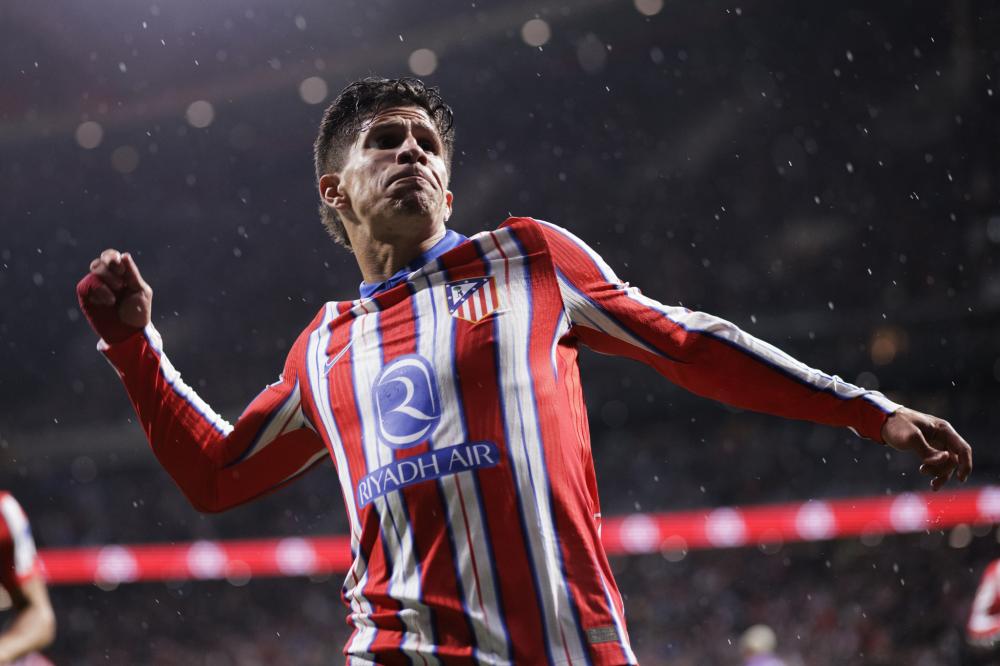 亚冬会男子短道速滑5000米接力，韩国队犯规让中国队员摔倒！.